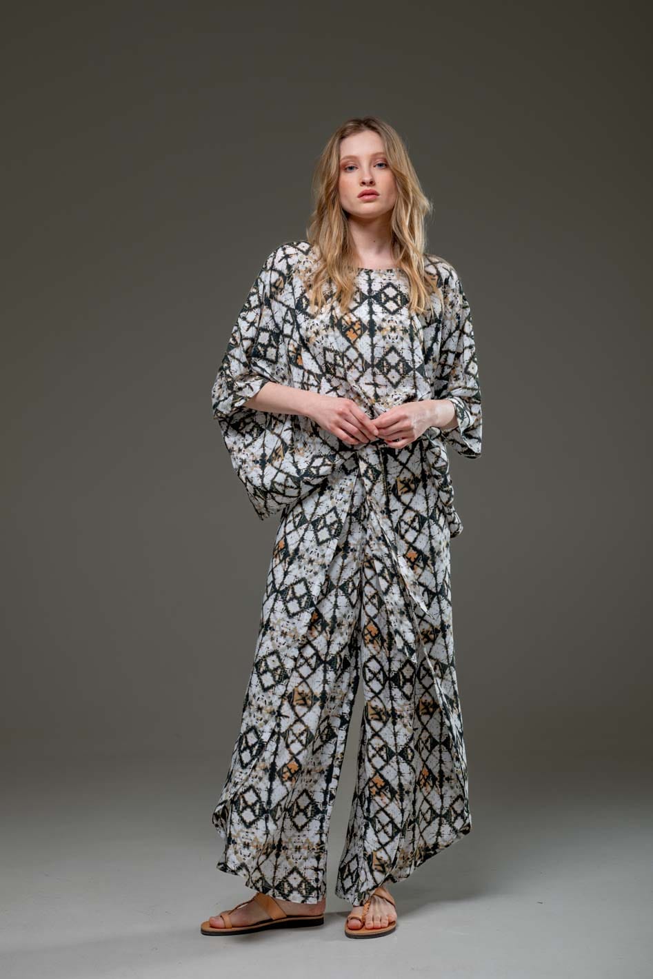 Elegant Soft  Rayon Geometric print wide Leg Side Splits Pants and flowing blouse Set 