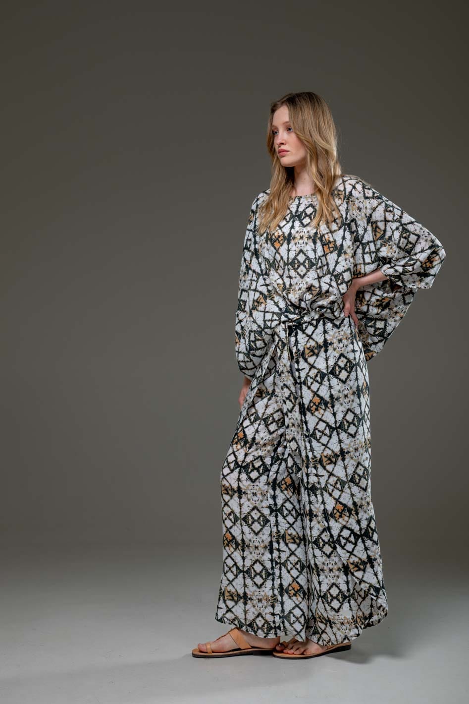 Elegant Soft  Rayon Geometric print wide Leg Side Splits Pants and flowing blouse Set 